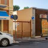 Qui ci ritroviamo davanti a un cancello in ferro color cannella che limita l�accesso al vico...